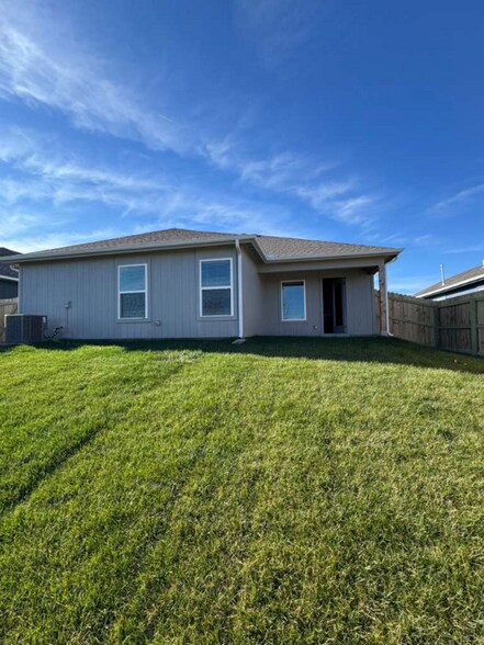 Building Photo - 526 W Fountain Cir