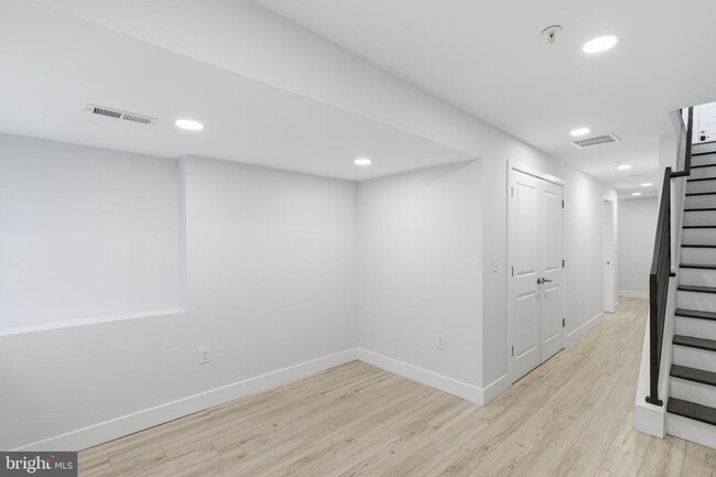 Building Photo - 1448 N Myrtlewood St