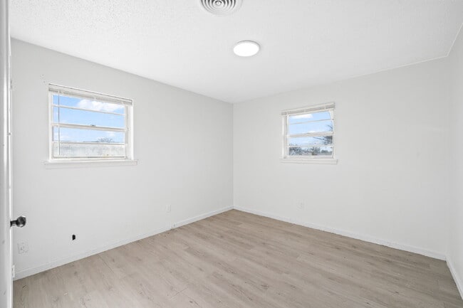 Building Photo - Updated Home w/ Large Backyard, Minutes fr...