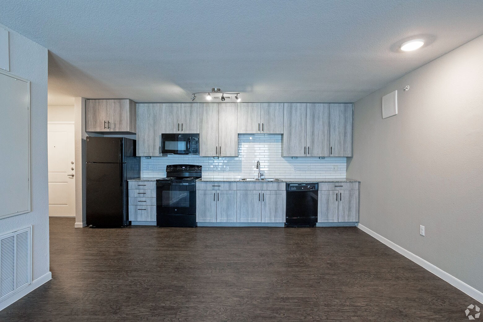 Building Photo - 3300 Oak Creek Dr