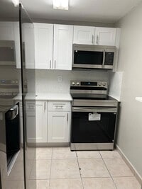 Building Photo - 666 W 81st St