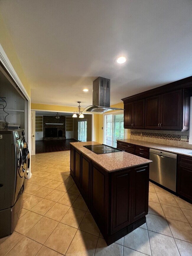 Building Photo - 75 Plymouth Cir