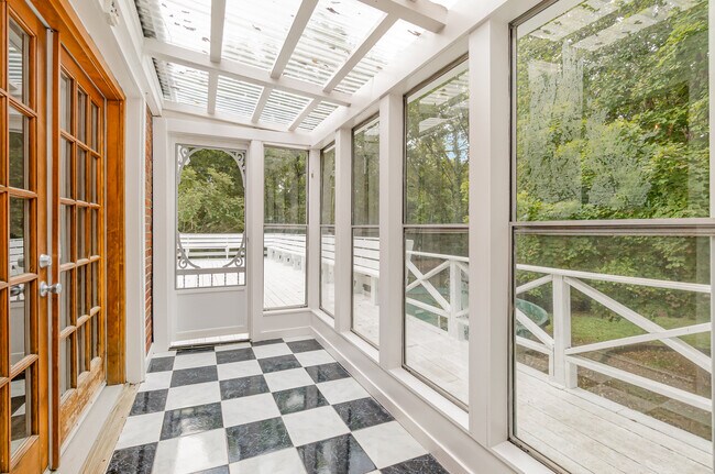 Building Photo - 828 Lemont Dr