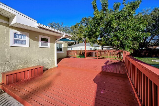 Building Photo - 1701 E Henry Ave