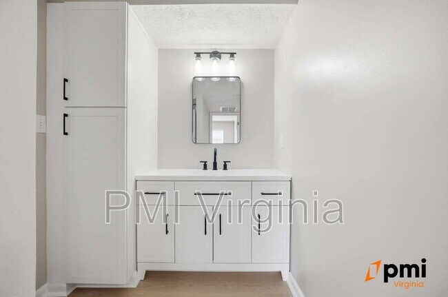 Building Photo - 340 Wells Ct