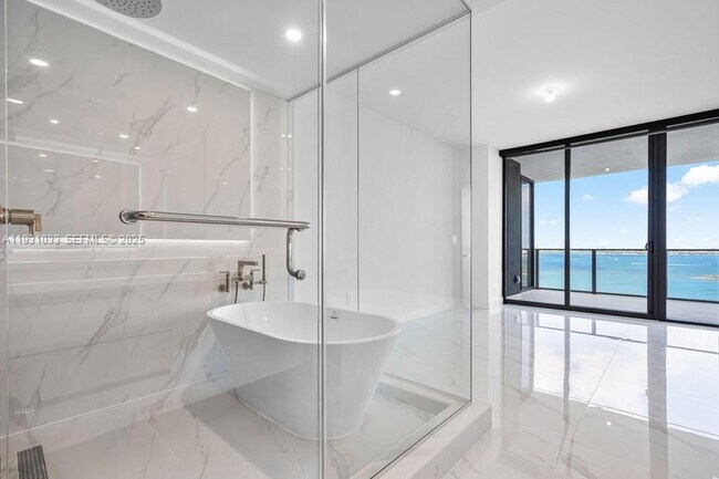 Building Photo - 700 NE 24th St