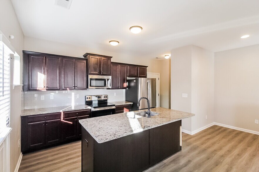 Building Photo - 706 Galveston Way