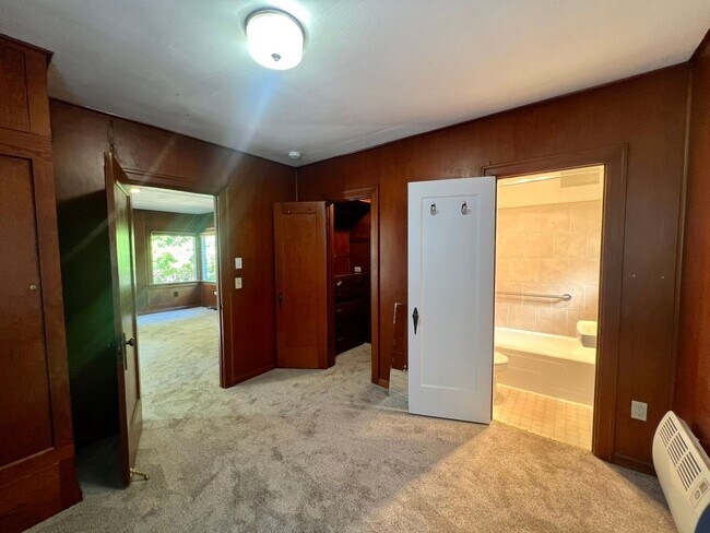 Building Photo - 531 77th Way NE