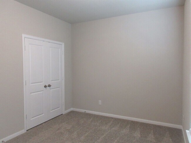 Building Photo - 4-Bedroom Home in Oak Creek - Highly Sough...