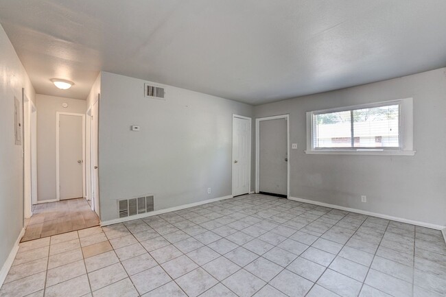 Building Photo - 1314B N Irvington Ave