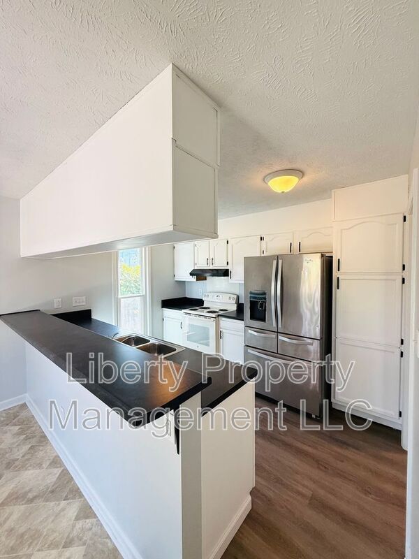 Building Photo - 1705 Veanna Dr