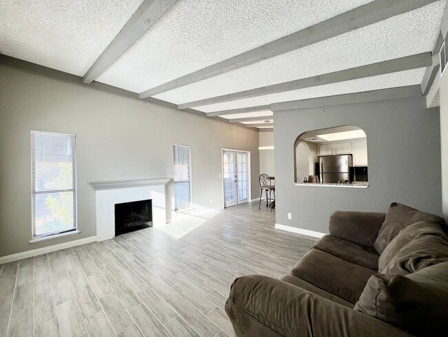 Building Photo - REMODELED 2BD/2BA NEAR JONES/SAHARA W/ COM...