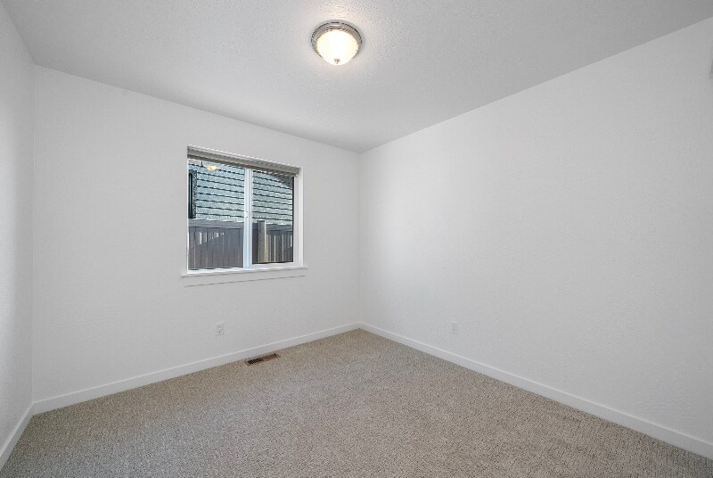 Building Photo - 128 W View Dr