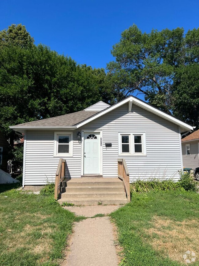 Building Photo - 3BR/1BA Single Family House By Augustana &...