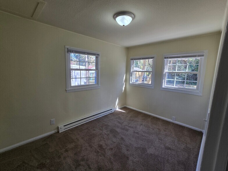 Building Photo - 1025 Bradley Ln
