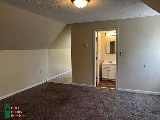 Building Photo - 423 NE Taylor St