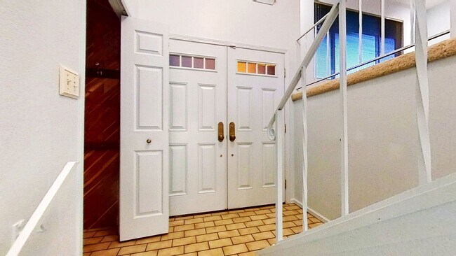 Building Photo - Beautiful Home with 4 Bedrooms and 2 Bathrooms Available in September!