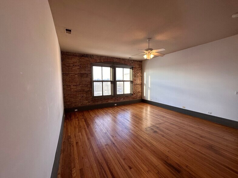 Building Photo - 77 S Lasalle St