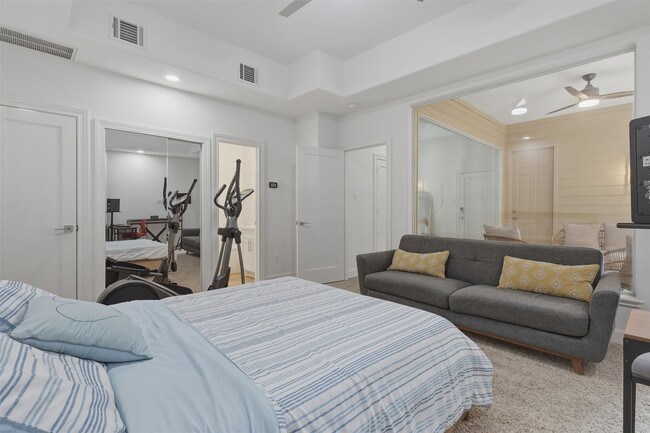 Building Photo - 5515 Venice St