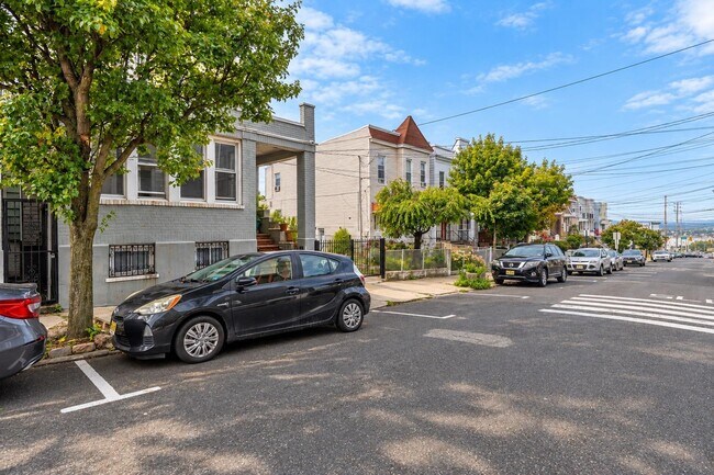 Building Photo - 1307 10th St