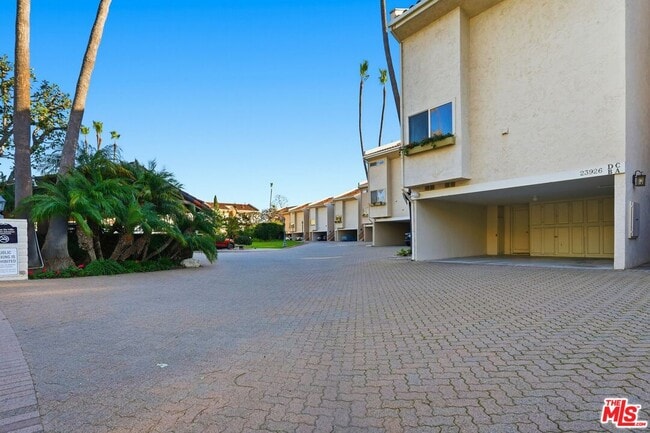 Building Photo - 23926 De Ville Way