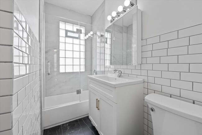 Building Photo - 2026 E Kenilworth Pl