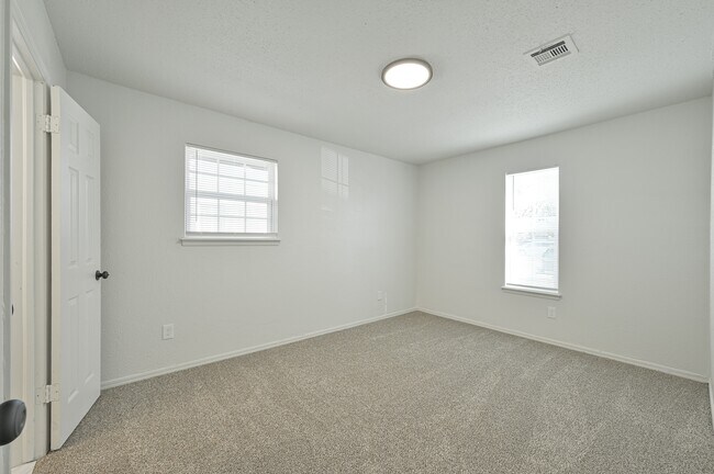 Building Photo - 2525 SE 47th St