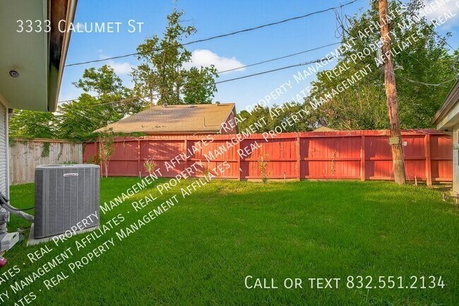 Building Photo - 3333 Calumet St