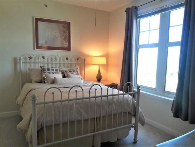 Building Photo - DOWNTOWN SARASOTA ANNUAL TURNKEY FURNISHED...