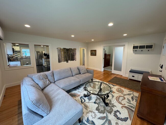 Building Photo - Charming Short Term Rental - 1-6 Month Lease