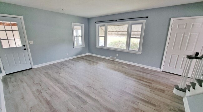 Building Photo - 4 Bed / 2 Bath Single Family Home