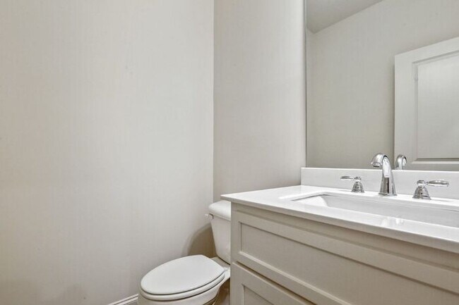 Building Photo - READY!!! 3 bedroom Townhome at South Lawn - Lawrenceville