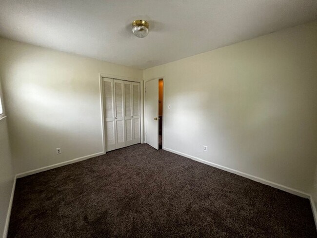 Building Photo - 4 Bedroom 2.5 Bath House with Garage and B...