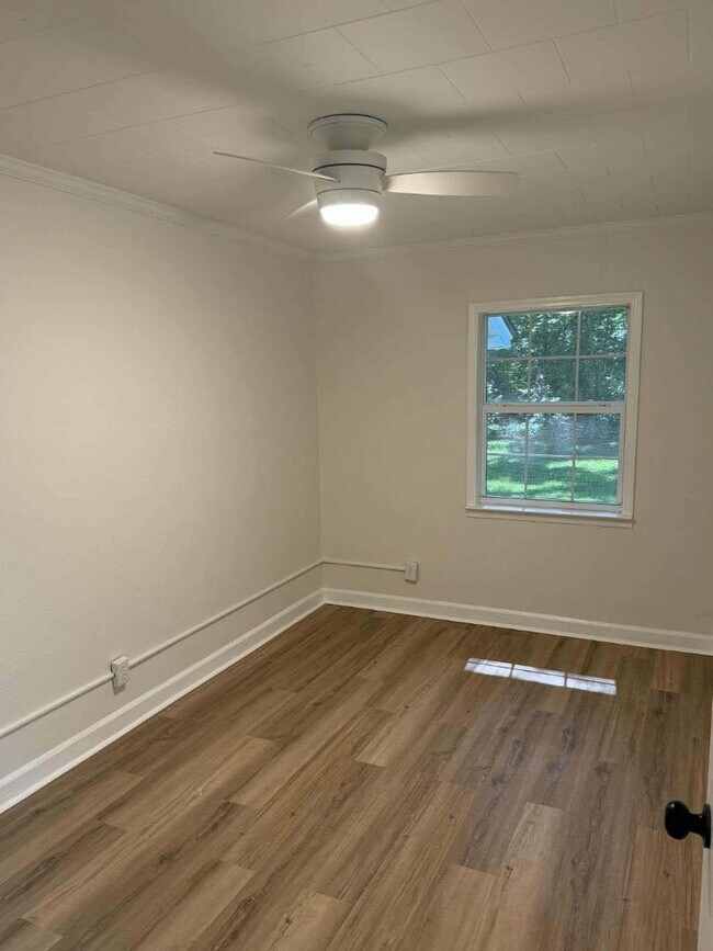 Building Photo - 102 S Redd Street - Unit 102