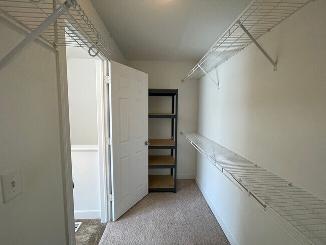 Building Photo - Four Bedroom Home in Kalamazoo