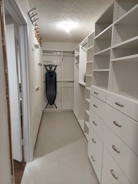 Building Photo - 5765 Penfield Pl