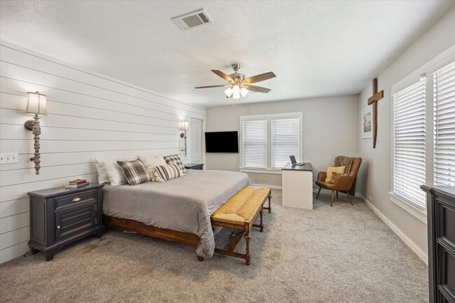 Building Photo - 711 S Tesch St