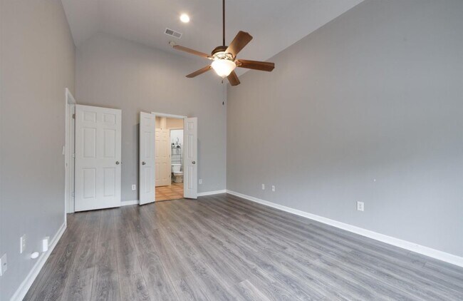 Building Photo - 304 Amber Ln