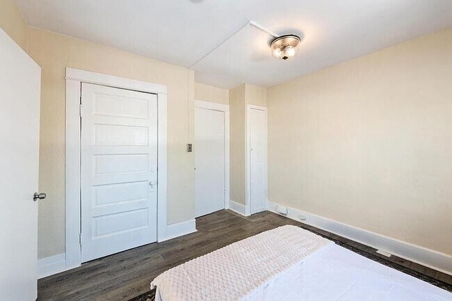 Building Photo - 1321 E 48th St