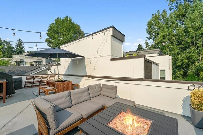 Building Photo - Beatiful 2 bed/ 2 bath townhome in Madison...