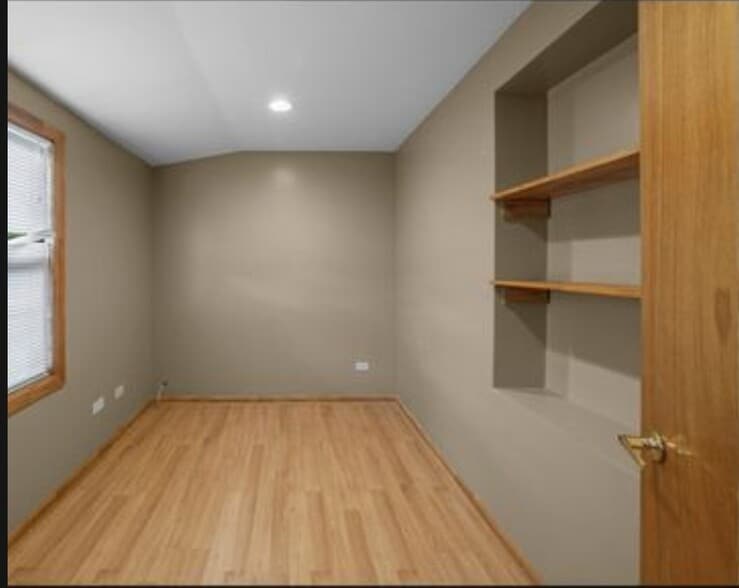 Building Photo - 5143 N Kildare Ave