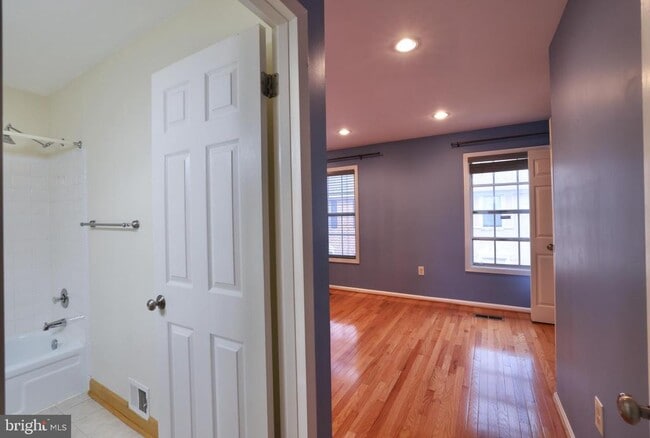 Building Photo - 935 S Rolfe St