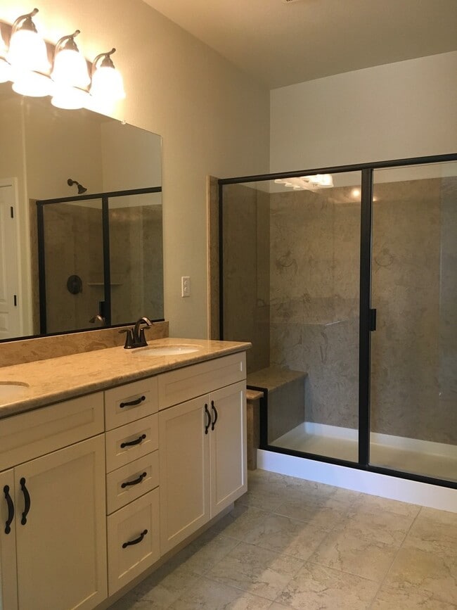 Building Photo - This immaculate single story 4Bedrooms, 2....