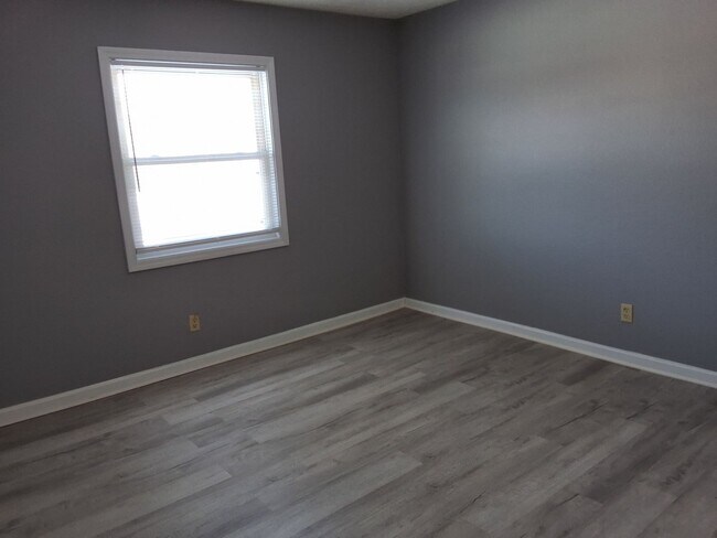 Building Photo - Cozy & Comfy 2 Bed, 1 Bath 365-12 Elmwood Dr