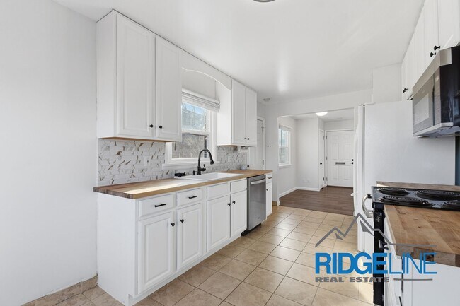 Building Photo - Immaculately Cared for Remodeled East End home