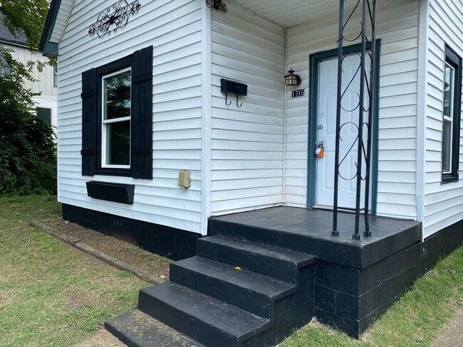 Building Photo - Germantown / Salemtown House for Rent!  2 Beds w/ extra rooms  + 2 full baths!