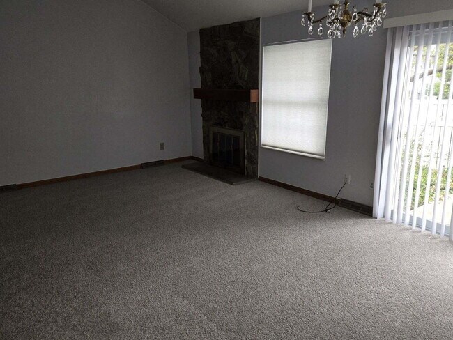 Building Photo - "Spacious 3-Bed, 3-Bath Townhouse in Heather Ridge South"