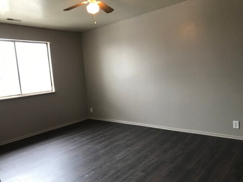 Building Photo - 3828 Camelot Village Ct