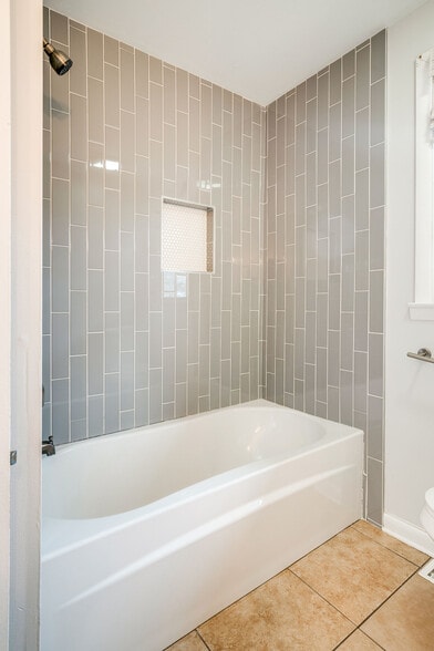 hallway full bathroom - 539 Northcrest Dr
