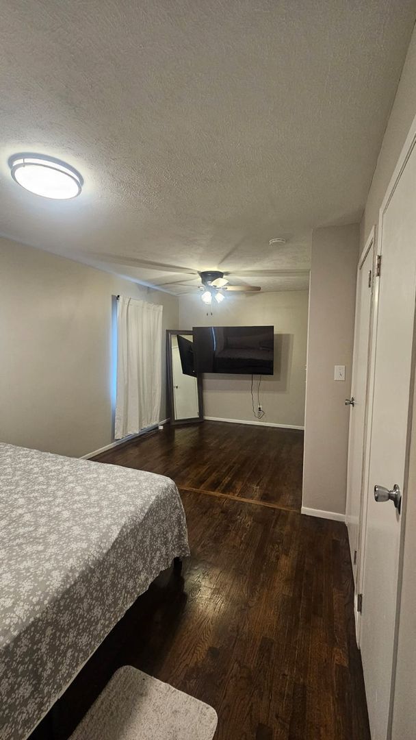 Building Photo - 4 bed 2 bath